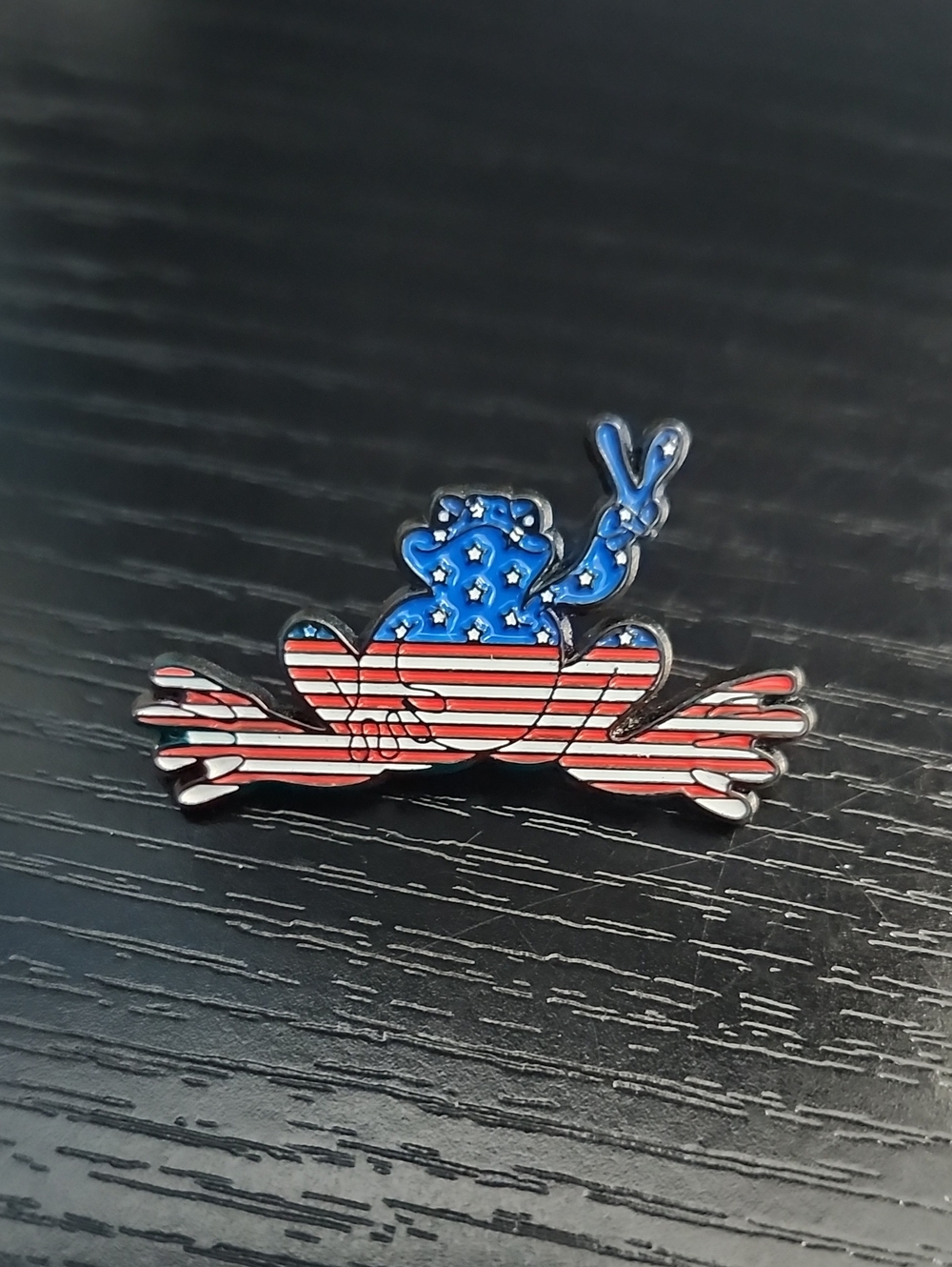 American Flag Peace Frog Enamel Pin – Blue & Red Patriotic Lapel Accessory